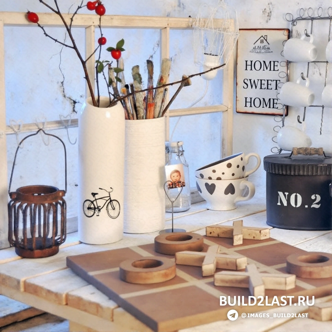 Белые вазы и элементы декора на светлом деревянном фоне в скандинавском интерьере