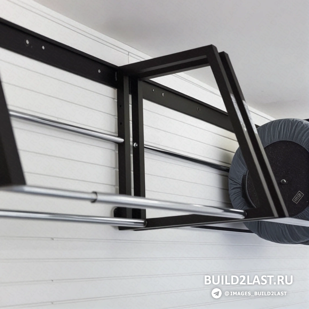 Гараж с белым и салатовым дизайном, подвесными светильниками и системой хранения. Керамическая плитка и подвесной потолок создают современный интерьер.