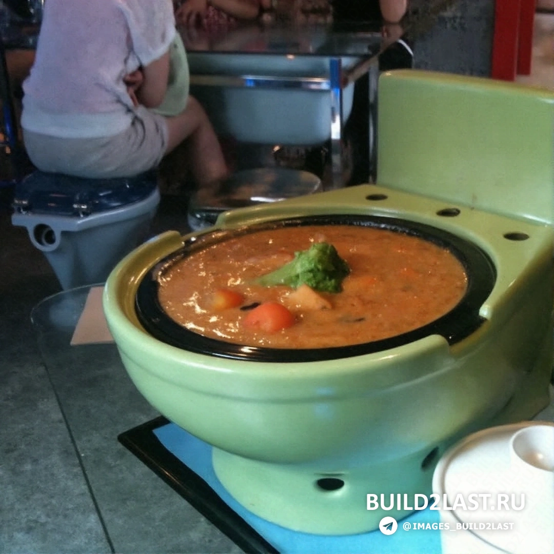 Интерьер ресторана "Modern Toilet Taipei" с сервировкой стола и элементами сантехники в дизайне. Иллюстрация с декором и аксессуарами в стиле туалета.