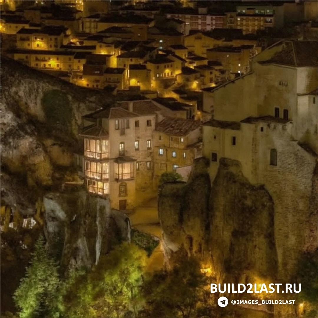 Исторический центр Куэнки с висячими домами, испанская архитектурная достопримечательность.