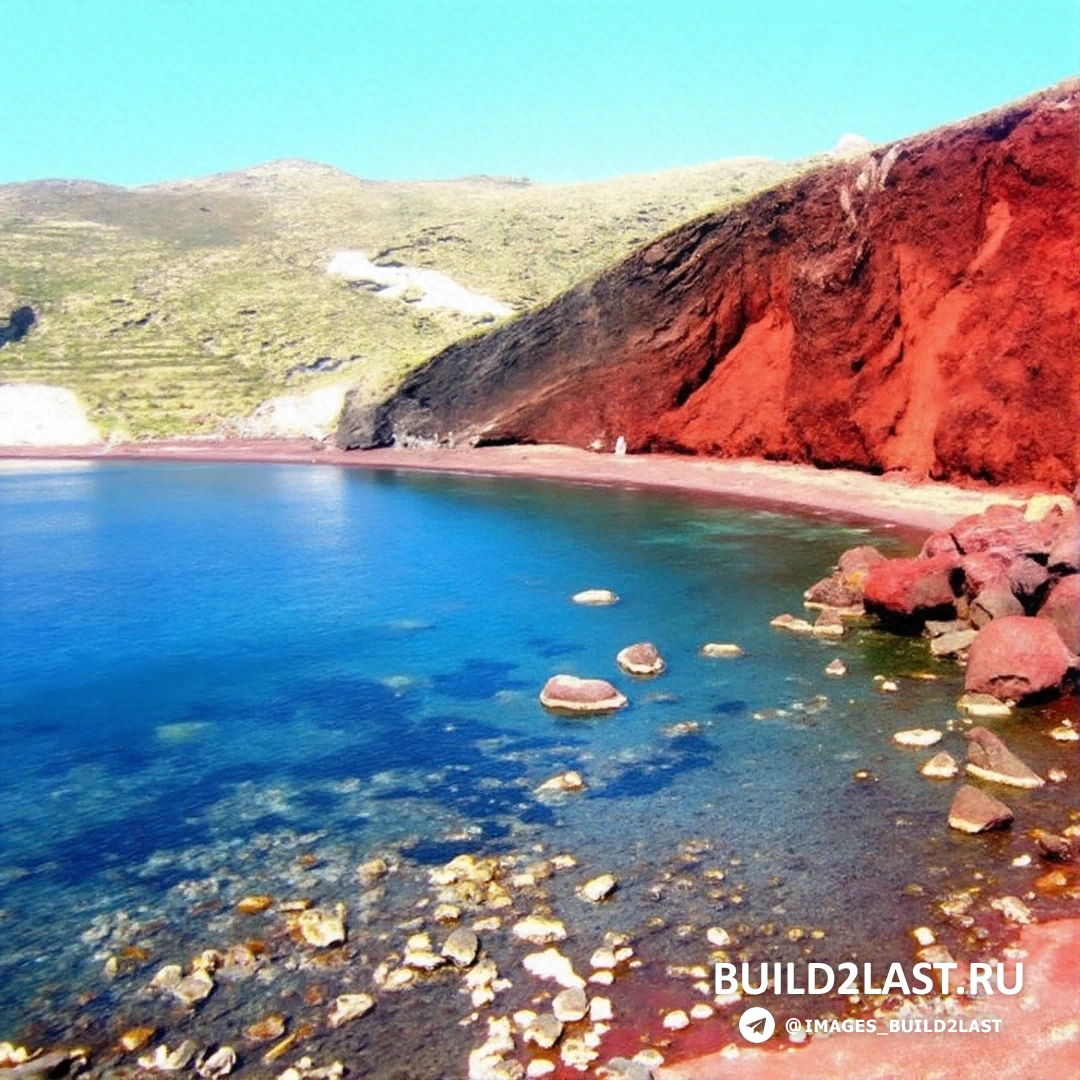 Пейзаж пляжа с красным песком на гавайском острове, являющийся достопримечательностью побережья.