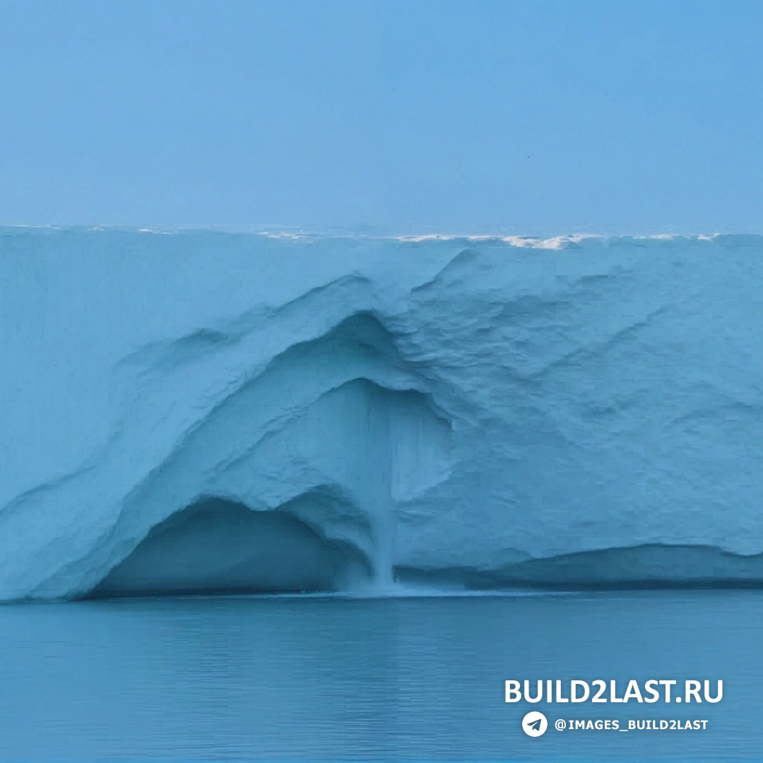 Полярная сова, сидящая на камне, с ледниками и снежными горами на заднем плане