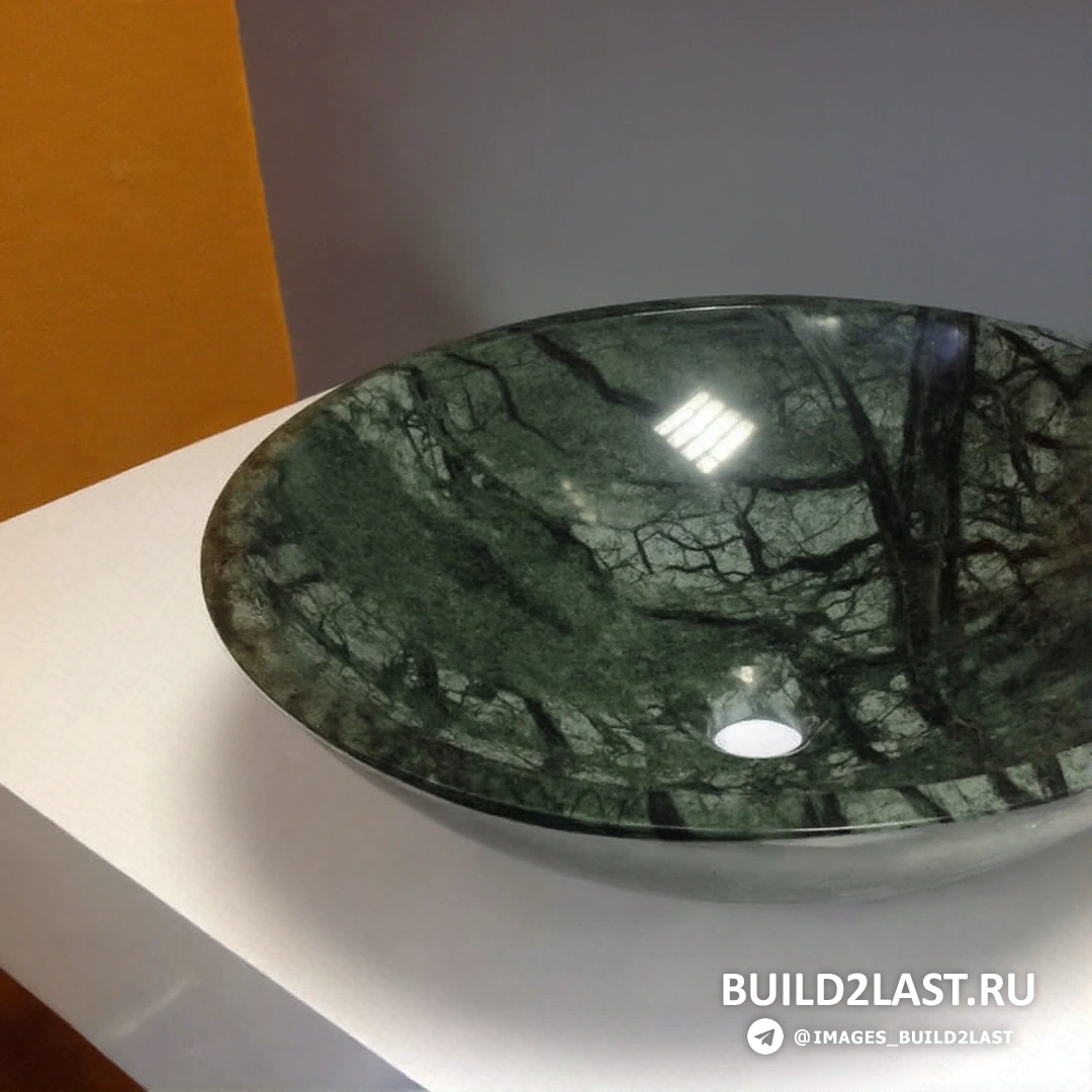 Раковина из белого мрамора в ванной, окруженная лепниной и элементами из искусственного камня