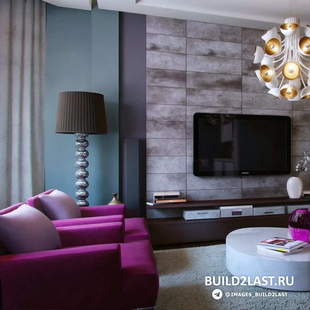 Современный дизайн комнаты в фиолетовых тонах, акцент на стильный диван и декоративные элементы