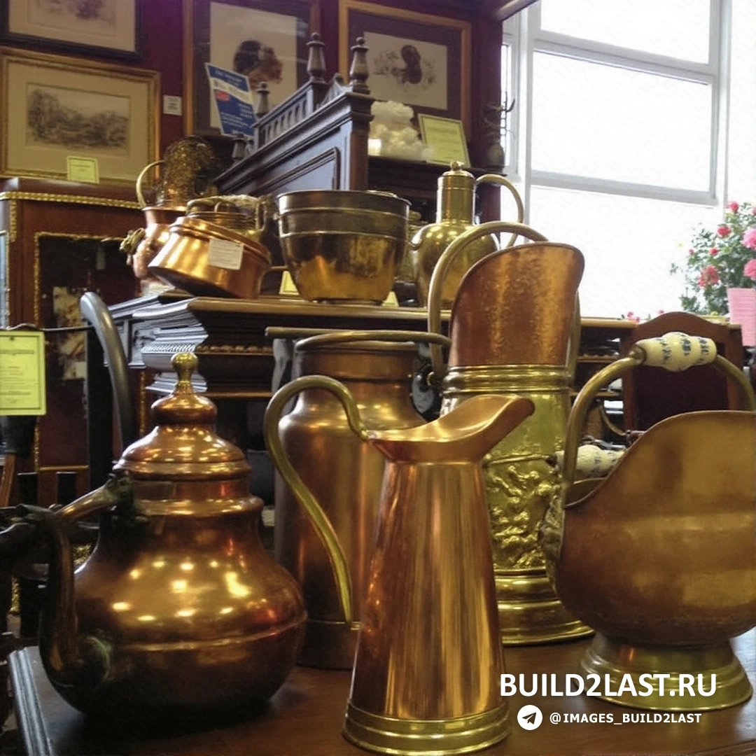 Винтажные куклы и вазы, украшенные часами, в розовых и белых тонах.